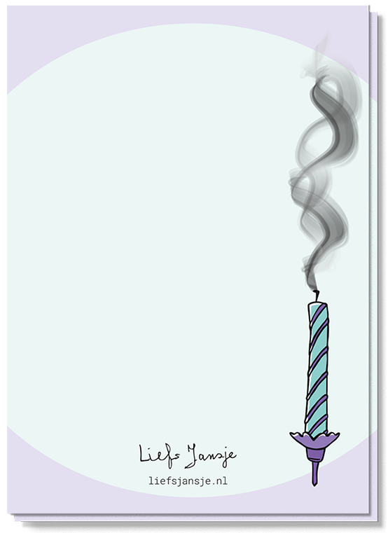 Achterkant verjaardagskaart met daarop het uitgeblazen paars/groene kaarsje