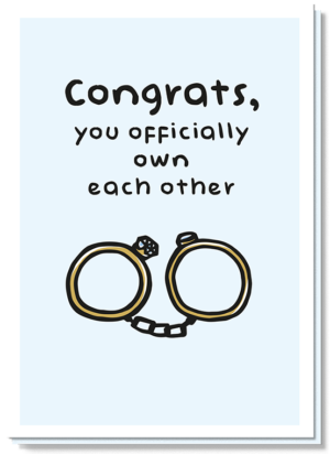 Voorkant trouwkaart met daarop een quote 'Congrats, you officially own each other' en een afbeelding van 2 trouwringen die als handboeien aan elkaar zitten