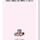 Achterkant Valentijnskaart Vrouw met daarop de tekst 'Enjoy single life while it lasts!