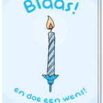 Voorkant verjaardagskaart met een blauw brandend kaarsje erop en de tekst 'Gefeliciteerd! Blaas het kaarsje uit en doe een wens!'