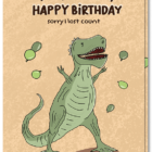 Voorkant wenskaart met illustraties van een dinosaurus met ballonnen met de tekst: hi dinosaur, happy birthday, sorry I lost count