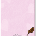 Achterkant roze wenskaart met de illustratie van een veertke