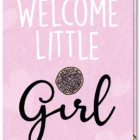 Roze wenskaart met de tekst: Welcome little girl. En dan is het puntje van de i van het woord girl een beschuitje met roze witte muisjes